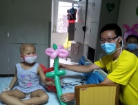 两岸学子  共献爱心——志愿者服务进病房报道之八