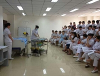   
选拔护理操作骨干  全院师资大练兵