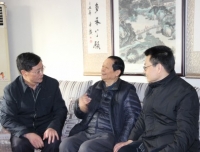 校党委书记杨泉明教授一行慰问我院困难党员代表