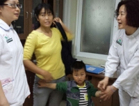 走失患儿终于回到母亲怀抱