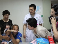 黄彦蓉副省长等省市领导慰问我科贫困先天性心脏病患儿