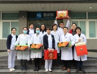 医院领导慰问急诊科医务人员