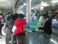 我院门诊药房启用“一对一”预配药模式和新药品标签，患者和医务人员满意度提高