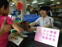 六一儿童节，药学部窗口部门为前来取药的小朋友们送上温馨祝福 