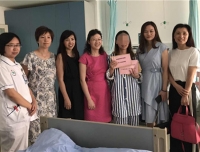 产科党、团支部问候生病同事