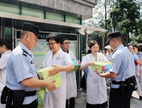 医院工会深入一线开展暑期送清凉活动