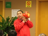 学会使用防毒面具，提高新员工消防技能
——检验科开展2018年新学期消防演习