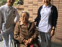   爱老敬老
        ——产科团支部陪同退休老师体检