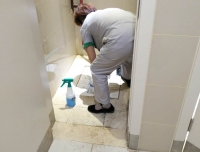 保洁员通宵加班,为锦江院区开业积极准备