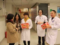 医院领导代表在春节来临之际慰问检验科教职员工