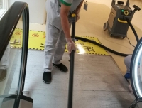 先进保洁机器设备保障锦江院区环境整洁舒适（一）——利用蒸汽清洗机，高效快速清除锦江院区自动扶梯金属踏板顽渍尘土
