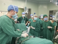 我院史上首例年龄最小(两岁)患儿行单孔腹腔镜急诊手术取得圆满成功
