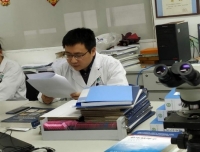 病理科开展党课学习之---《2019年政府工作报告解读学习》