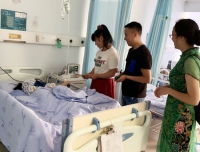 慰问住院职工 传递科室温暖