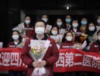 【封面新闻】手捧玫瑰女儿下厨 家人们接援湖北医疗队员回家