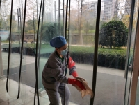 迅速反应——第一时间对保暖门帘手频繁接触表面进行消毒处理