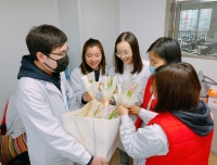 弘扬美德 献花送祝福