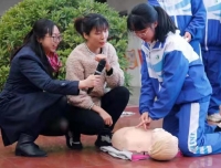 急诊医学党支部走进中学校园开展心肺复苏培训