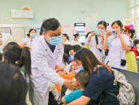 儿童节院领导亲切慰问患儿及华西宝宝