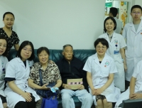 医院党委亲切慰问药学部生活困难党员