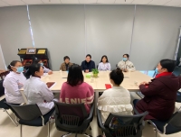 医院领导及门诊部代表慰问门诊困难职工