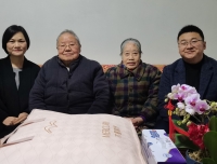 情暖退休护士 传承护理文化
                                    ——医院、护理部及小儿感染科慰问活动