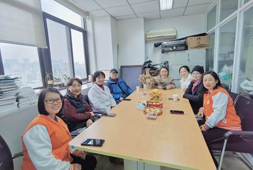 关爱退休职工——编辑部举办2023年春节团拜活动
